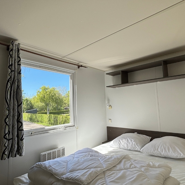 chambre lit double du mobil-home 2 chambres