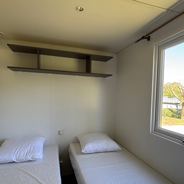 chambre 2 lits simples du mobil-home 2 chambres