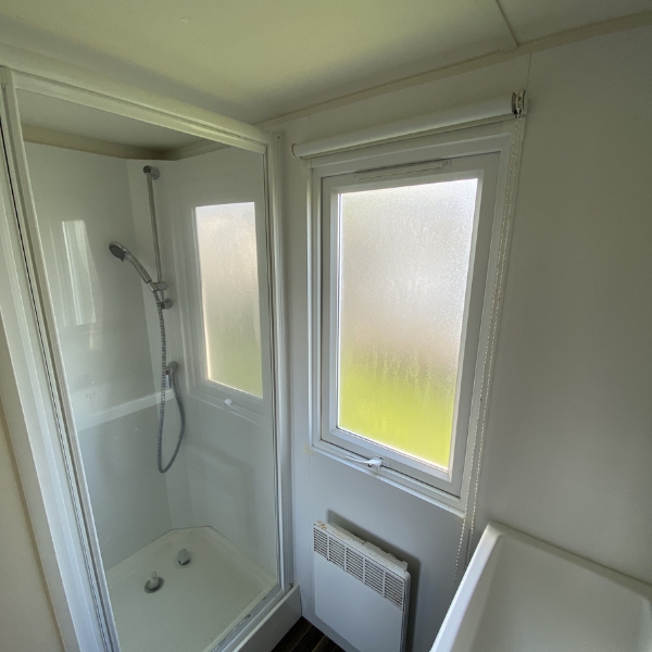 salle de bains du mobil-home 2 chambres
