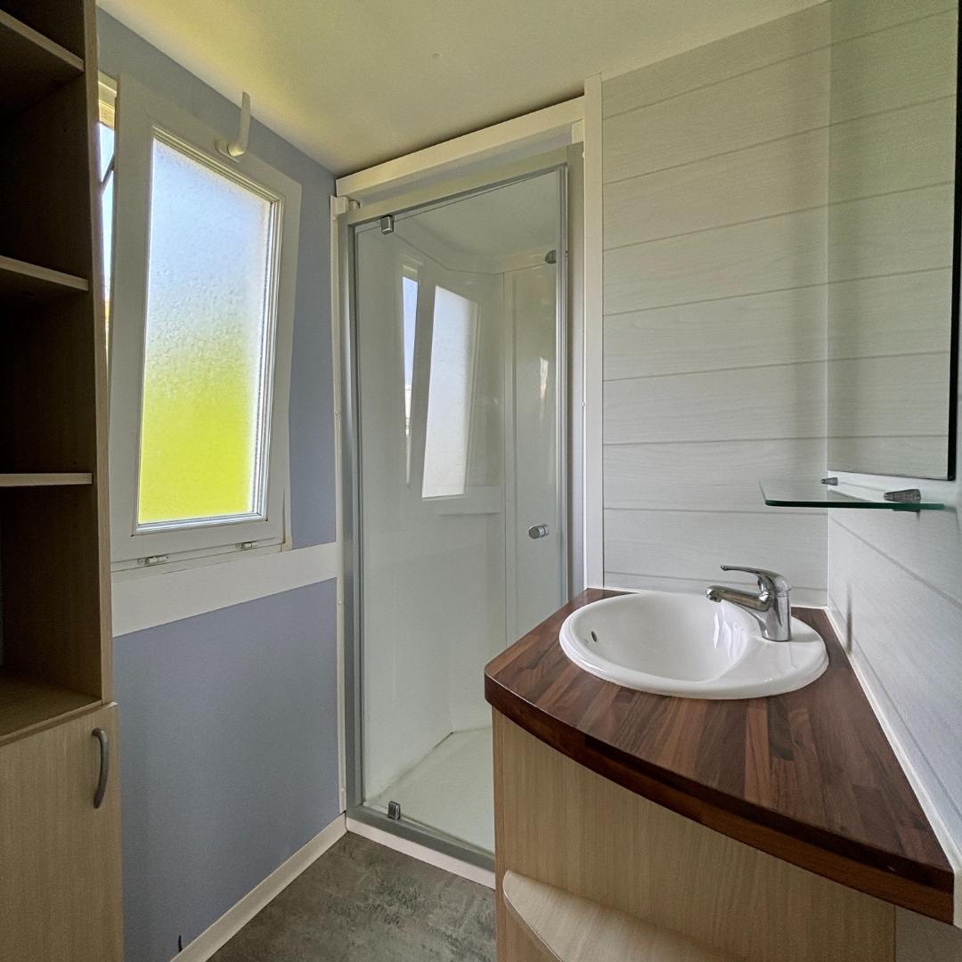 salle de bains du mobil-home 2 chambres
