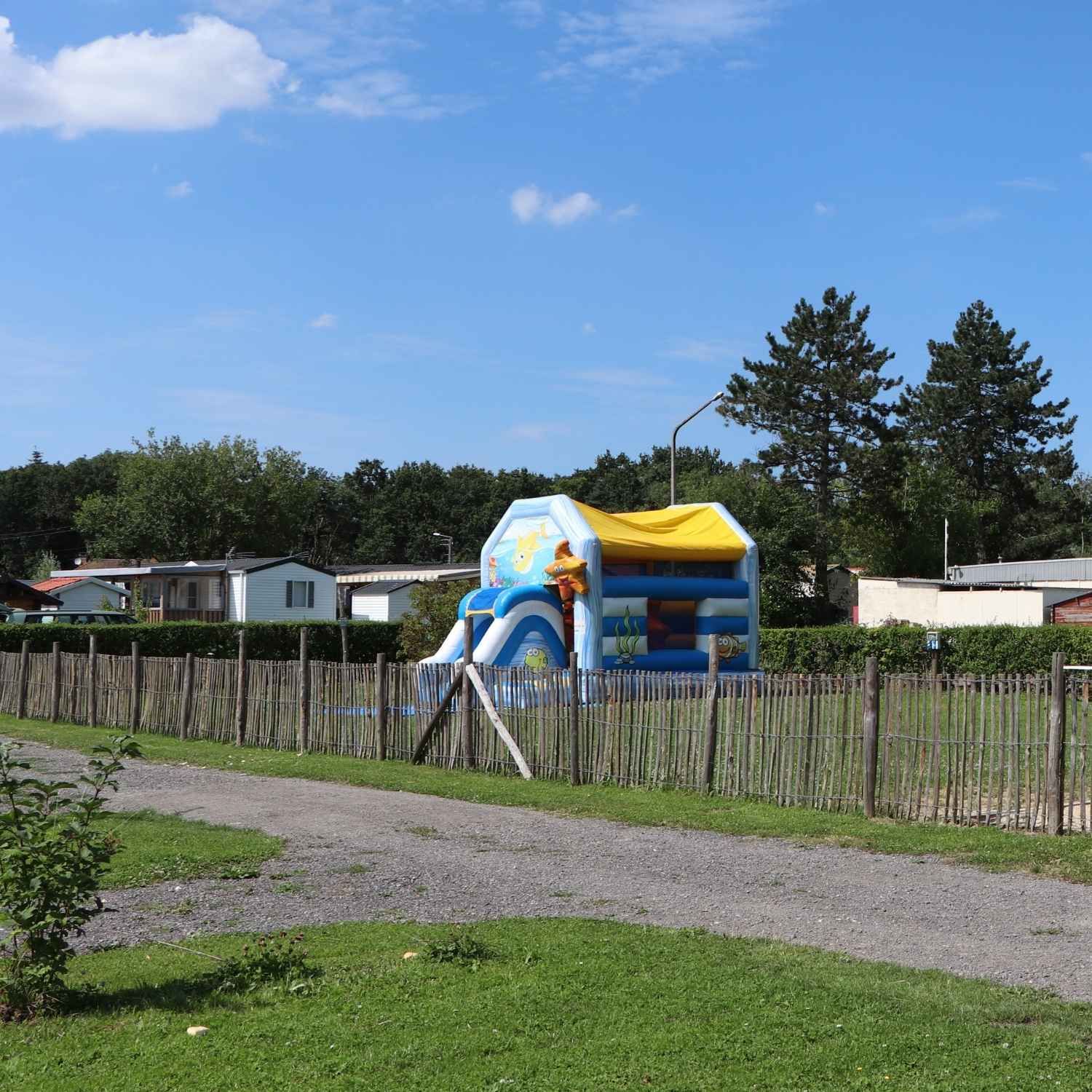 camping avec aire de jeux enfant 