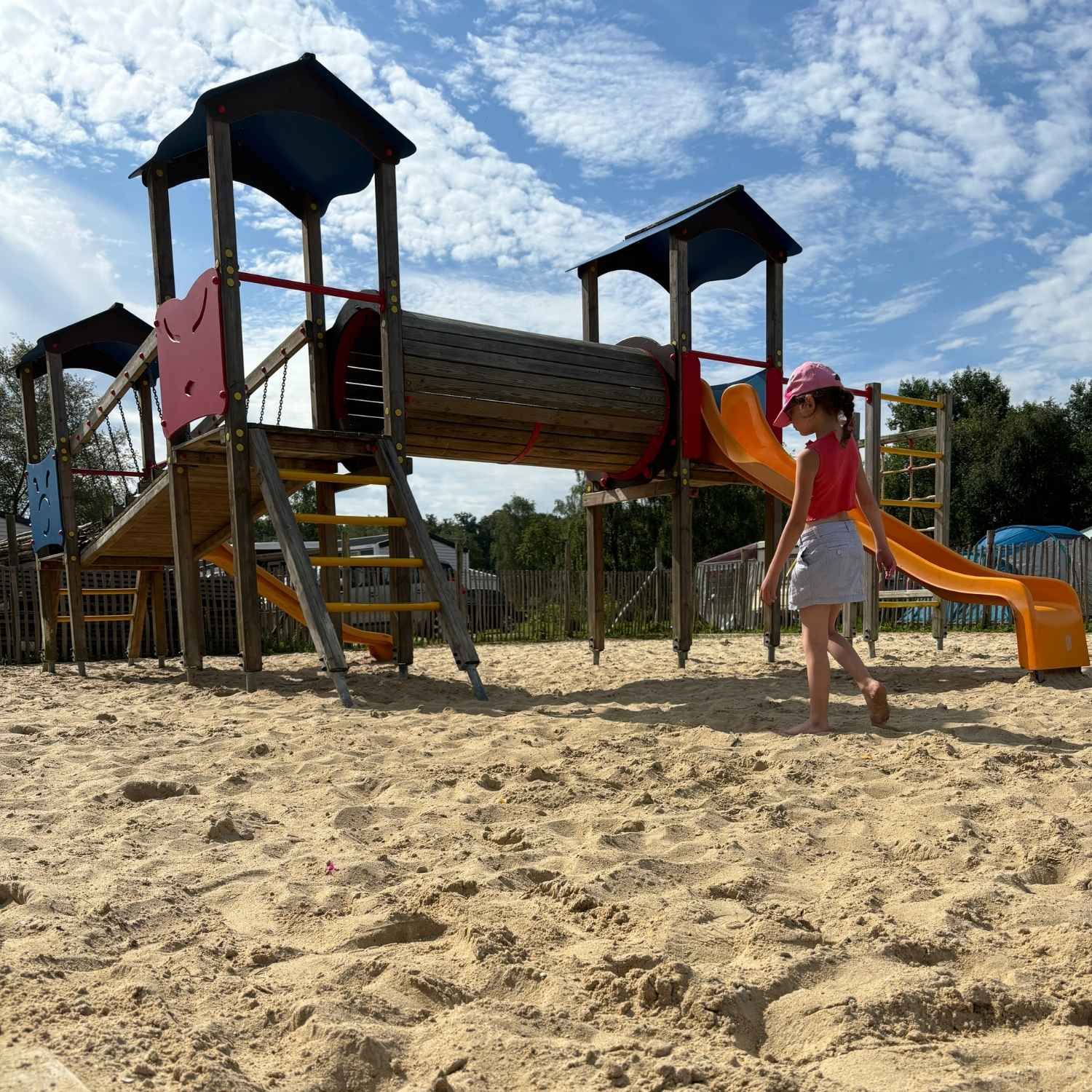 camping avec aire de jeux enfant 