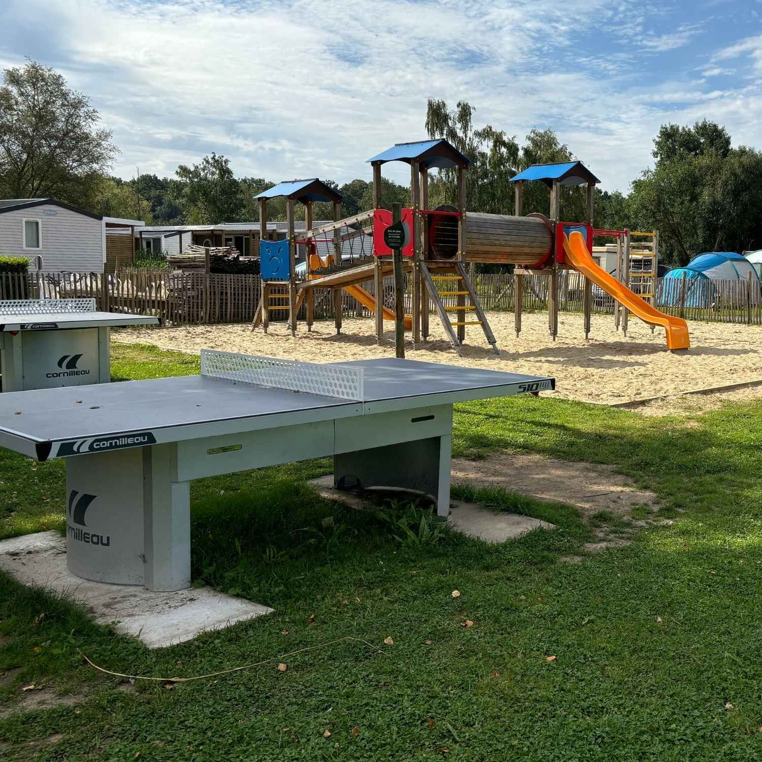 camping avec aire de jeux enfant : table ping-pong